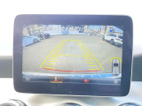 【バックカメラ】リバースに連動して車両後方の映像をディスプレイに表示します。歪みの少ないカメラと、鮮明な画像で後退時の運転操作をサポートします。