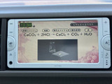 テレビ映像を表示できる画面を備え、停車中の休憩時間には番組や映像を楽しめます。画面の表示内容を確認しやすく、待ち時間を過ごす際にも便利な装備です。ご利用時は安全のため、停車中にお楽しみください。