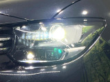 【LEDヘッドライト】悪天候や夜間走行時も良好な視界を確保し安心して運転できる高輝度LEDヘッドライトを装備!点灯速度が早く、消費電力も抑えられています。