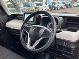 運転席から前方を見渡しやすいレイアウトで、計器類や画面も視界に入りやすい位置です。運転席まわりには余裕が感じられ、日々の乗り降りにも便利です。