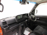 ダイハツのお店では、ダイハツ車を知り尽くしたプロフェッショナルが、専用の診断機器を使って各システムを点検しております。