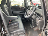 運転席まわりは、シートに座った際に前方を見渡しやすいレイアウトです。シートとアームレストが備わり、落ち着いた色合いの室内で、毎日の移動もゆったりお過ごしいただけます。