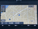 地図画面には現在地周辺の道路や施設が表示され、目的地設定や地点登録の項目も確認できます。画面上の案内と操作項目がまとまり、行き先を探す際にも使いやすい仕様です。