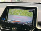 後方の映像を画面で確認できるバックモニターを備え、駐車時に車両後方の様子を把握する際に役立ちます。画面には目安線も表示され、周囲を確認しながら駐車できます。