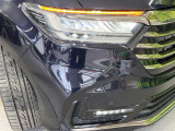 【LEDヘッドライト】悪天候や夜間走行時も良好な視界を確保し安心して運転できる高輝度LEDヘッドライトを装備!点灯速度が早く、消費電力も抑えられています。
