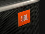 【JBLサウンドシステム】メーカーオプションの高品位サウンドシステムを搭載。専用のチューニングが施された大小様々なスピーカーから良質なサウンドが奏でられ、臨場感あふれる音響空間を演出します。