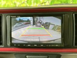 後方の様子を画面で確認しながら駐車でき、車庫入れや狭い場所での取り回しをサポートします。ガイド線も表示されるため、停車位置の目安をつかみやすく便利です。