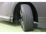 タイヤサイズ 225/55R19。シルバースパッタリング塗装で高級感ある立体的な造形のスポークが表現する精悍かつエレガンスなデザインの純正アルミホイールを装着しています。