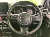 手元に各種スイッチがまとまり、運転姿勢を保ちながら必要な操作を行いやすい設計です。メーターも正面に見渡せるため、視線を大きく外さず運転に集中しやすい環境です。
