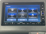 DVD/CDやラジオ、テレビ、iPod、SDなど、画面上に複数の音源が表示されています。使いたい項目を選びやすく、設定や電話、ルート案内への切り替えもひとつの画面から行えます。