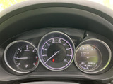 速度計などの各種表示が運転席前にまとまり、必要な情報を確認しやすい配置です。中央と左右のメーターが見やすく並び、日常の運転時にも視線を移しやすくなっています。