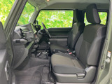 前席はゆったりとした視界を確保し、運転席まわりを見渡しやすい室内です。シートは身体を支える形状で、落ち着いた色調とすっきりした足元により、同乗者も心地よく過ごせます。
