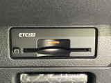 ETC車載器を備えており、高速道路の料金所もETCカードを利用してスムーズに通過できます。料金所での一時停止や支払いの手間を減らしたい方に便利な装備です。