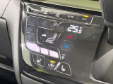 【オートエアコン】一度お好みの温度に設定すれば、車内の温度を検知し風量や温度を自動で調整。暑い&hellip;寒い&hellip;と何度もスイッチ操作をする必要はありません。快適な車内空間には必須の機能ですね♪