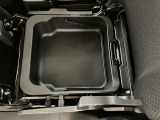 助手席シ-ト下に小物収納BOX有ります。