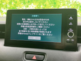 大きく見やすい画面に、ホームや戻るなどのボタンと音量調整部を備えています。画面表示と手元の操作部を確認しやすく、目的の機能へアクセスしやすい構成です。
