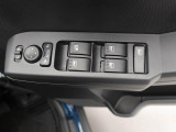 パワーウィンドウのスイッチです。 運転席に居ながら助手席の窓を開け閉めできるので便利ですよ。 ロック機能も付いてるので子供がイタズラして窓を開けるという事もできなくできますよ。