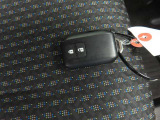 スマートキーです。バッグやポケットに携帯していれば、キーを取り出さなくてもドアの解錠・施錠ができます。エンジンの始動はブレーキを踏みながらパワースイッチをワンプッシュするだけです。