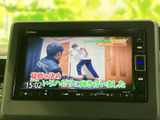 テレビ映像を画面で視聴できる装備です。目的地に到着して停車している間の休憩時間などに、番組を楽しめます。画面の表示内容も見やすく、車内で過ごす時間をより快適に演出します。
