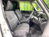 運転席まわりには十分なスペースがあり、大柄な方でもゆったり運転していただける環境です。