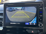 後方の映像にガイドラインが重なり、駐車時に車両と周囲の位置関係を確認しやすい画面です。切り返しや駐車スペースへの出入りなど、日常の駐車をサポートします。