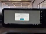 車両情報や各種設定を分かりやすく表示し、簡単な操作でスムーズなカーライフをサポートします。使いやすいインターフェースが特徴です。