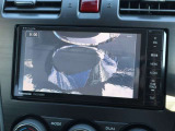 ナビ画面にカメラ映像を表示しています。周囲の確認に活用できます。