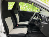 明るい色を取り入れたシートが車内に軽やかな印象を添えます。運転席と助手席が並び、前方の視界も確保しやすいレイアウト。座面や背もたれの形状も目で確認できます。
