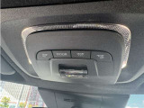 前席頭上には、車内のライトを点灯するスイッチと、SOSボタンが付いています!SOSボタンは押す、または強い衝撃を受けたと感知した場合にオペレーターに繋がります。万が一の事故でもこの機能があると安心です