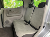 後席はベンチタイプで、複数人で乗る際にも使いやすいレイアウトです。窓が大きく開放感があり、明るい内装色とあわせて同乗者も過ごしやすい空間です。