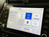 AM・FMに加えてBluetoothなどの音源が画面に並び、利用したい項目を選びやすい表示です。日々の通勤から長距離の移動まで、好みに合わせて音楽や情報を楽しめます。