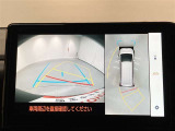 パノラミックビューモニターシステムが付いているので車の上から見た映像が確認できますよ。 一目で車両周辺の情報を確認できますが、直接安全をご確認下さい。