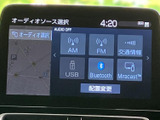AM・FMや交通情報に加え、USB、Bluetooth、Miracastの選択画面を表示。聴きたい音源に合わせて選びやすく、毎日の通勤から遠出まで車内で快適に過ごせます。