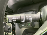 レバー上に操作表示がまとめられ、運転席から確認しやすい仕様です。雨天時など状況に応じた操作を手元で行いやすく、視線を前方に向けたまま扱える便利な装備です。