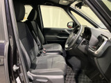 前席は視界を確保しやすい運転席まわりと、身体を受け止めるシートで落ち着いて過ごせる空間です。黒を基調とした内装はすっきりまとまり、乗り降りの際にも室内全体を確認しやすい印象です。