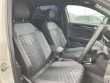 グレーとブラックを組み合わせたシートが落ち着いた車内を演出します。前席はゆったりと座れる形状で、運転席からの視界も確保され、毎日の移動を快適にお過ごしいただけます。