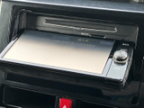 画面を手前に展開でき、ディスク挿入口も備えたモニターです。表示部と操作ダイヤルがまとまり、映像や各種画面を確認する際に、必要な操作へアクセスしやすい配置です。
