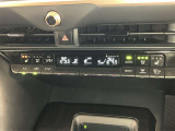 運転席側と助手席側で別々に温度調節ができるエアコンです