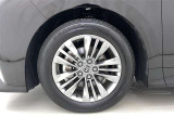 純正アルミホイールが車の雰囲気を引き立てますね!