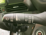 レバーまわりに操作位置やマークがまとまり、設定を確認しやすい配置です。運転席から手の届く場所に備わり、天候や視界の変化に応じた操作を支えます。