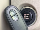 【キーレススタートシステム】カバンやポケットに入れたままでもドアの施錠・解錠が可能なスマートキーを装備。エンジンのオン・オフ時もカギを取り出す必要が無いからとっても便利です♪