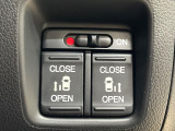 【両側パワースライドドア】スマートキーや運転席のスイッチで後席両側スライドドアの開閉が可能♪電動だから力を入れてドアを開ける必要が無く、小さなお子様でも簡単に開け閉めでき快適です♪