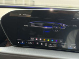●マルチカラーアンビエントライト『車内の雰囲気をカスタマイズするための照明機能です。さまざまな色に変更できるLEDライトを使用し、ドライバーや乗客の好みに合わせて車内の雰囲気を演出します。』