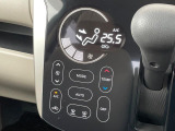 【オートエアコン】一度お好みの温度に設定すれば、車内の温度を検知し風量や温度を自動で調整。暑い&hellip;寒い&hellip;と何度もスイッチ操作をする必要はありません。快適な車内空間には必須の機能ですね♪