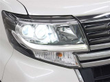 消費電力の少ないLEDヘッドランプを採用。豊かな光質と、自然光に近い光質で、夜間のドライブの安全をサポートします。