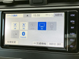 ソース選択画面にはAM・FMやテレビ、Bluetoothなどが並び、使いたい音源を画面から選べます。表示が整理されており、日々の移動中も目的の項目を探しやすい構成です。