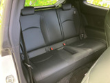 後席もゆったりとした空間を確保。快適なドライブを同乗者も楽しめます。広々とした居住性です。