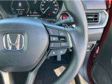 スイッチ操作で一定速度に走行を制御。加速、減速の少ない高速道路などでの運転をより快適にするクルーズコントロールを装備。