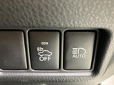 スイッチの絵柄と表示が大きく、機能の内容を目で確認しやすい並びです。運転席まわりにまとまっているため、必要な操作を探しやすく、日々の運転時にも扱いやすい配置です。