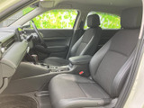 運転席と助手席には身体を包むようなシート形状を採用し、ゆったりと座れる空間です。前方や側方の見通しもよく、車内はすっきりとまとまっているため、毎日の乗り降りも快適です。